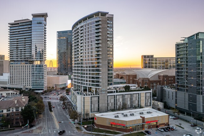 Building Photo - Cirque Residences