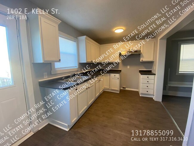 Building Photo - Now Showing this 2 bedroom, 1 bath home lo...