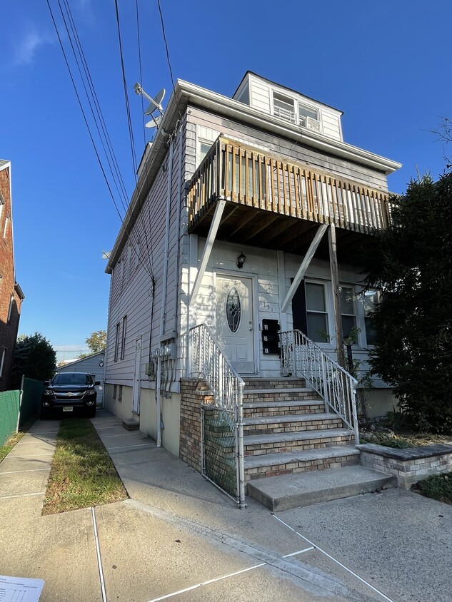 3rd floor apartment - 151 Banta Ave