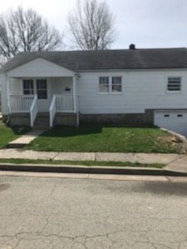 Primary Photo - 406 E Cherry Ave