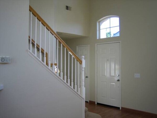 Building Photo - Gorgeous 4 br./3 bath home, close to highl...