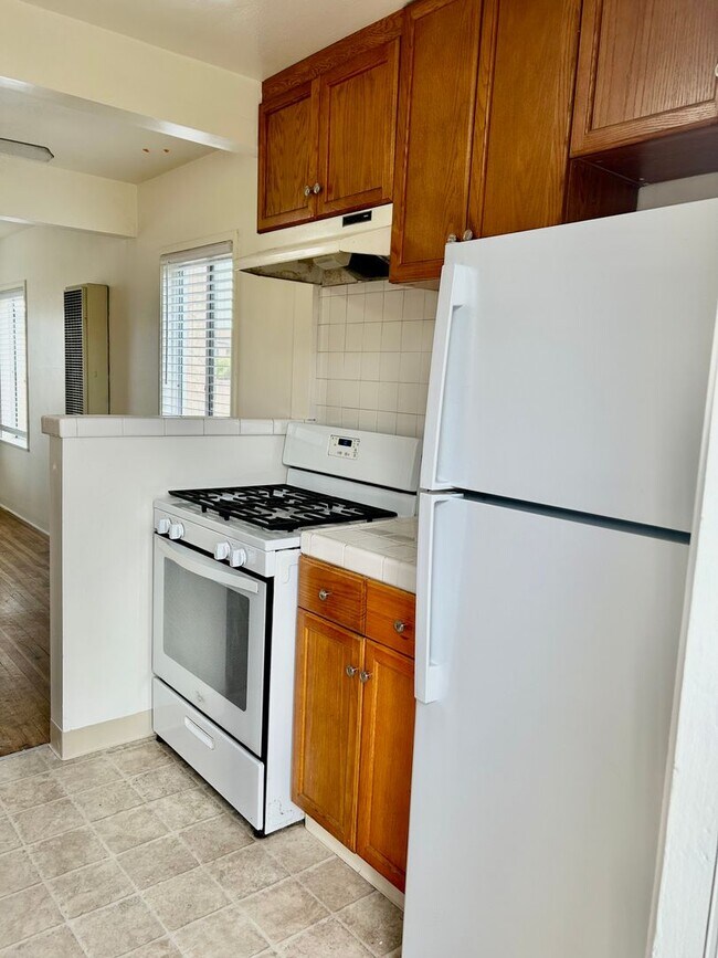 Foto del edificio - Bright & Airy 2 Bed / 1 Bath Apartment in Point Loma!