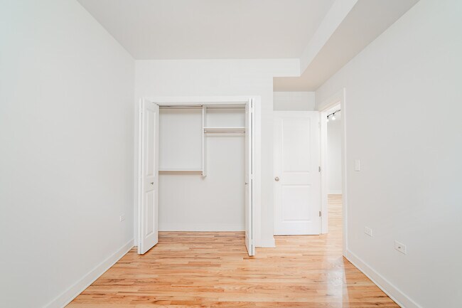 Bedroom Kenmore - 2778 N Kenmore Ave