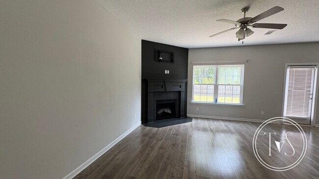 Foto del edificio - RATE DROP ALERT (was $2400/month) and SUMM...