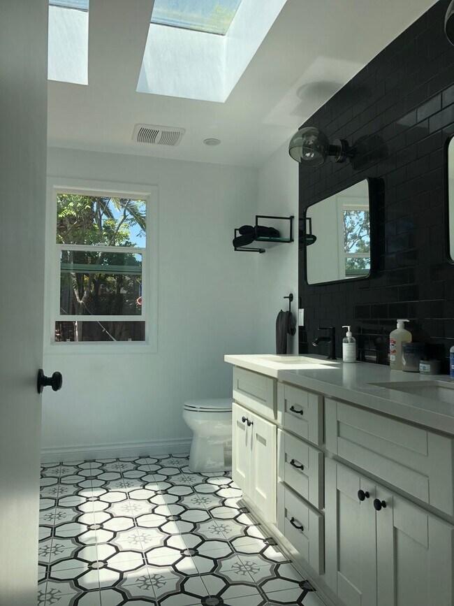 Foto del edificio - Updated 4BR Mar Vista Home with Huge Private Backyard