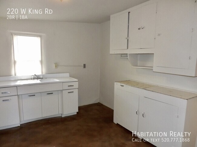 Cozy Vintage 2Bd/1Ba with a Spacious Backy... photo'