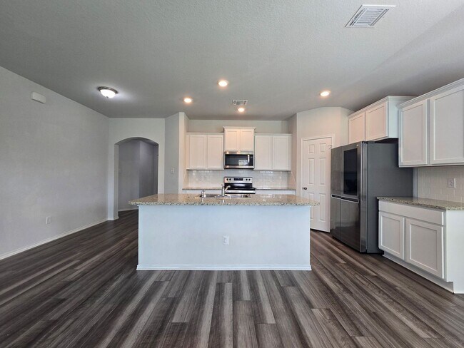 Building Photo - AVAILABLE NOW!