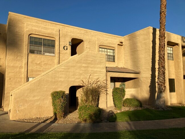 Entrada principal - 5300 E Waverly Dr