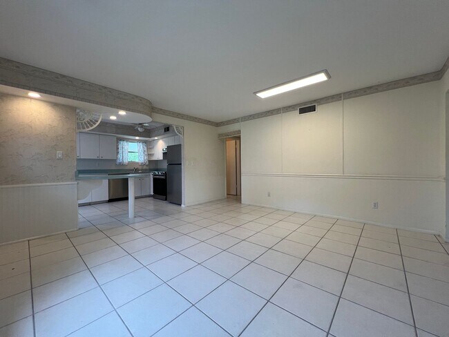 Foto del edificio - ** Annual ** 2 Bed / 2 Bath ** Single Family Home ** Conveniently Located ** $1,395