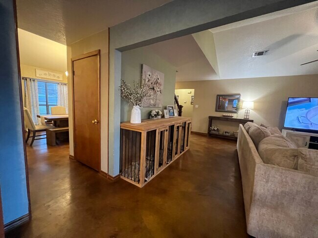Building Photo - 420 E Tanglewood Dr