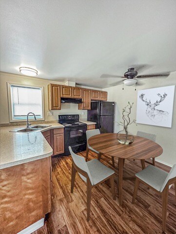 Prepare comidas con facilidad en cocinas equipadas con electrodomésticos modernos, amplios gabinetes y diseños funcionales. - Woods Crossing Apartments