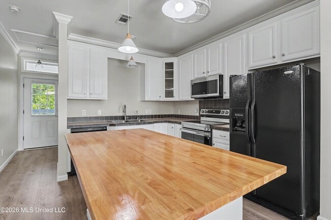 Building Photo - 1515 E Beach Blvd
