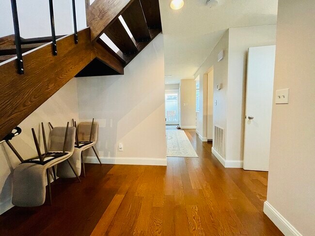 Foto del edificio - 15 Fresh Pond Pl