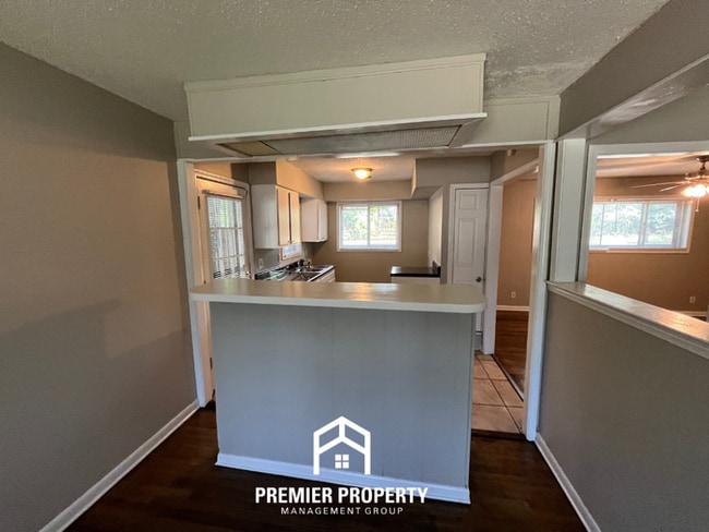 Building Photo - Charming 3BR/1BA Near Getwell | Hardwood Floors & Huge Fenced Backyard