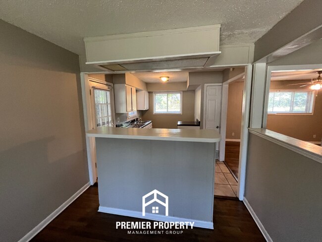 Foto del edificio - Charming 3BR/1BA Near Getwell | Hardwood Floors & Huge Fenced Backyard