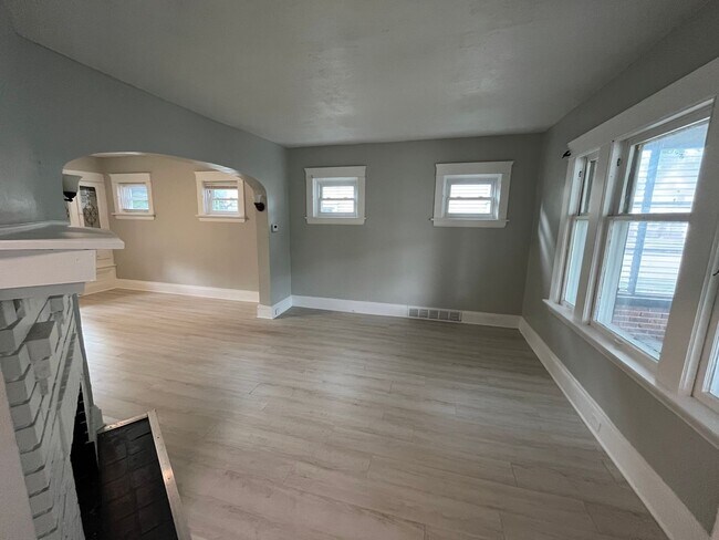 Building Photo - Three bedroom one bathroom home for rent
