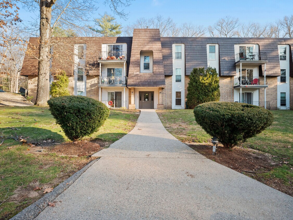 Primary Photo - 7 Shadowbrook Ln
