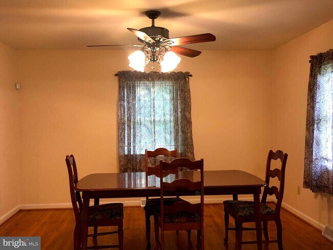 Building Photo - 45686 Happyland Rd