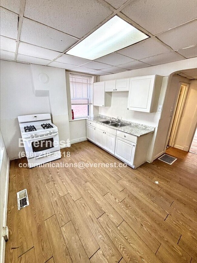 Foto del edificio - Charming 1-Bedroom, 1-Bathroom Apartment i...