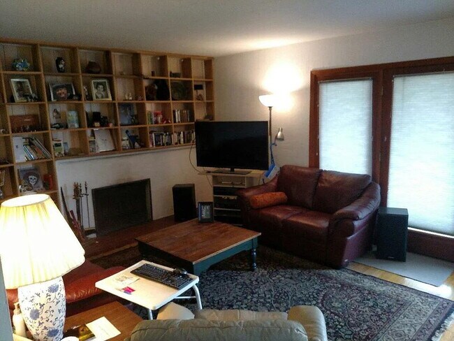 Foto del edificio - "Welcome Home: Spacious 3-Bedroom Oasis with 2 Full Baths on Dakota St NE!"