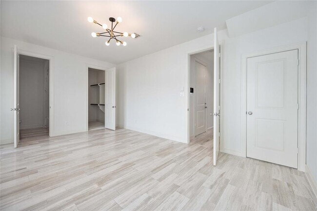 Building Photo - 2122 Lakeshore Edge Dr