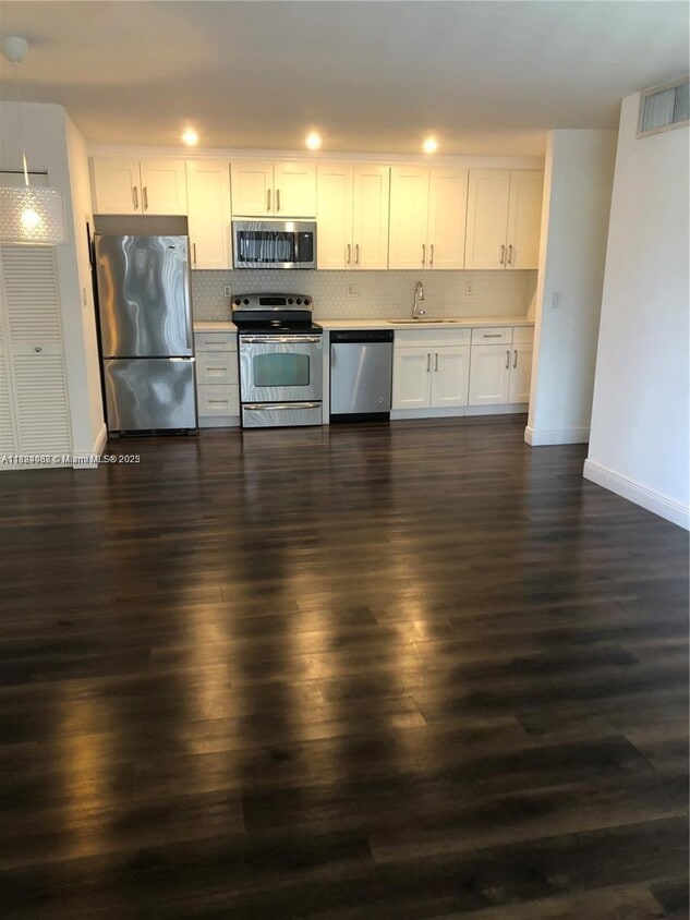 Building Photo - $4460 nw 79th Ave #2A