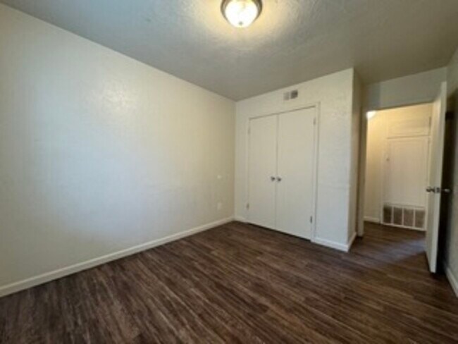 Building Photo - 1400 Brookdale Dr