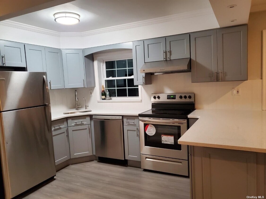 Foto del edificio - 42-28 Little Neck Pkwy