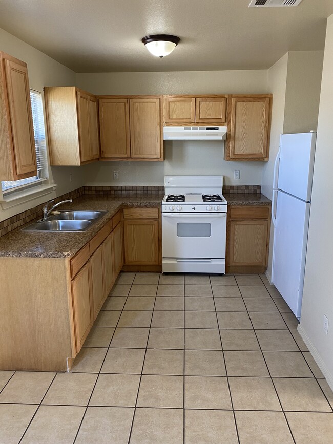 Kitchen - 8495 Roseway Dr