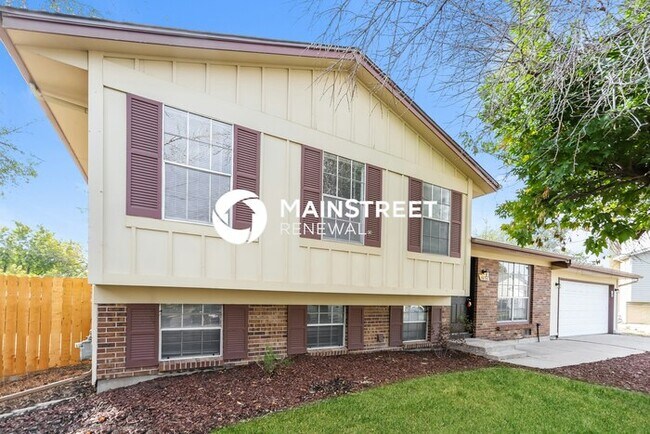 Building Photo - 4 Bedroom Pet-Friendly Home in AURORA, CO with Main Street Renewal