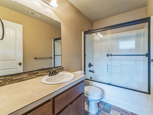 Building Photo - "Cozy 3-Bedroom Retreat with Fireplace on Kingwood St, Forest Grove – Your Perfect Home Awaits!"