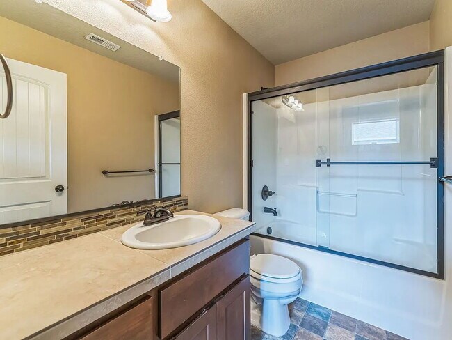 Foto del edificio - "Cozy 3-Bedroom Retreat with Fireplace on Kingwood St, Forest Grove – Your Perfect Home Awaits!"