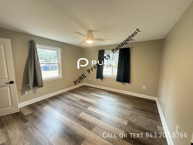 Building Photo - 4 bed, HUGE YARD!