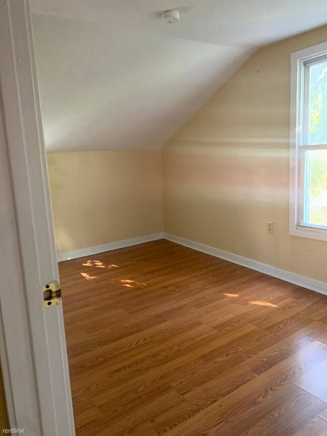Building Photo - 2 br, 1 bath House - 12 Oak St