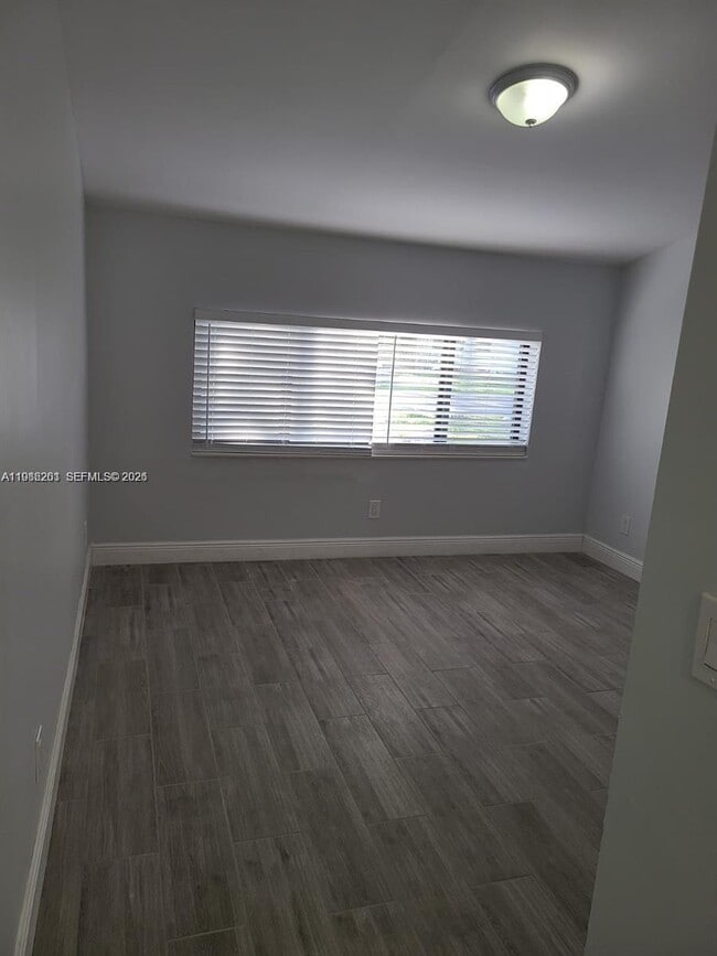 Building Photo - 2008 NE 4th Ave