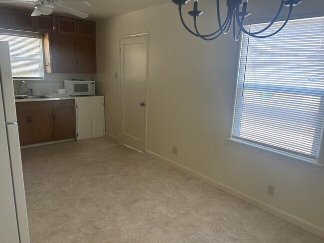 Foto del edificio - 740 Rougeot Pl