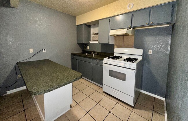 Foto del edificio - ALL UTILITIES INCLUDED in Cozy and Convenient 1 bedroom