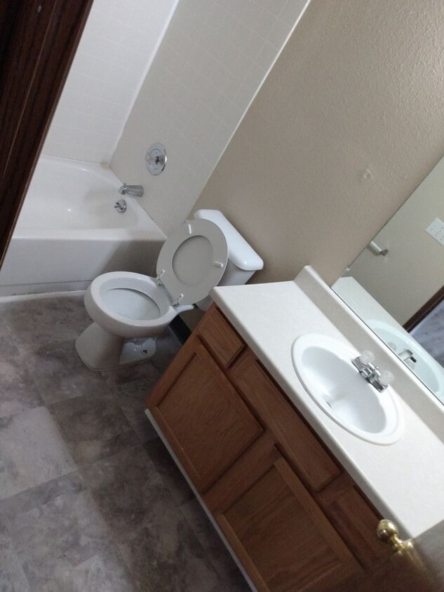 Building Photo - 1 bedroom 1 bathroom ground floor apartment - Granvue Apartments,