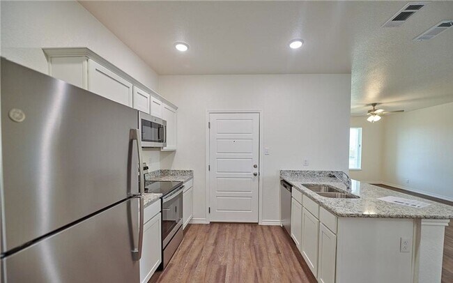 Foto del edificio - BRAND NEW 3 bedroom townhome!