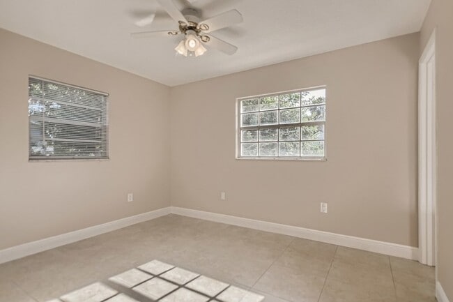 Building Photo - 104 Lake Gem Dr