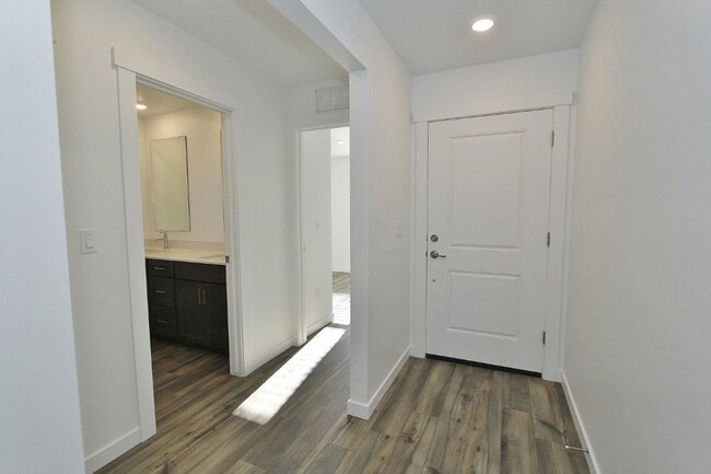 Building Photo - Immaculate Single-Level Home