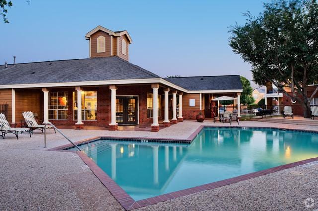 Building Photo - Country Oaks