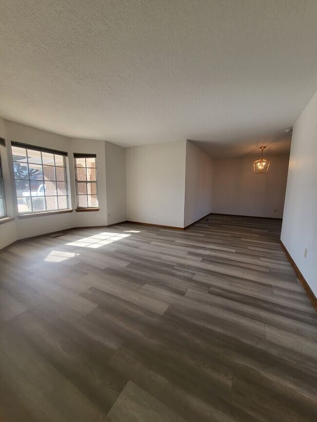 Foto del edificio - (3) Bed/(2.5) Bath Home on Cul-de-Sac Street AVAIL NOW!