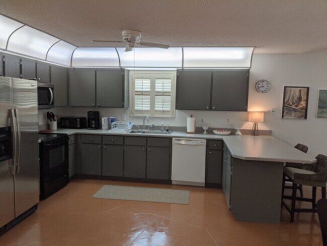 Building Photo - Vacation Rental Minutes from Beach, Shoppi...