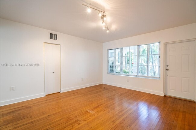 Building Photo - 2425 Flamingo Pl