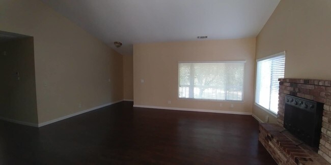 Building Photo - 2277 Knollwood Dr