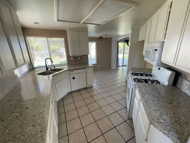 Building Photo - Highly Desirable 4b/3b Orangecrest Home