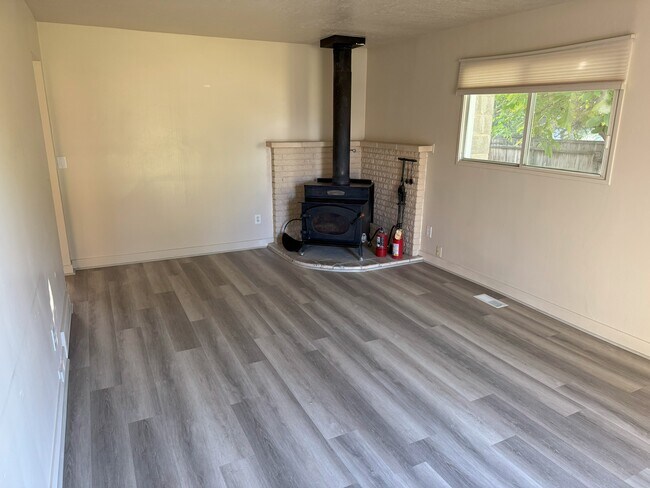 Building Photo - Single Family Home in Riverton!