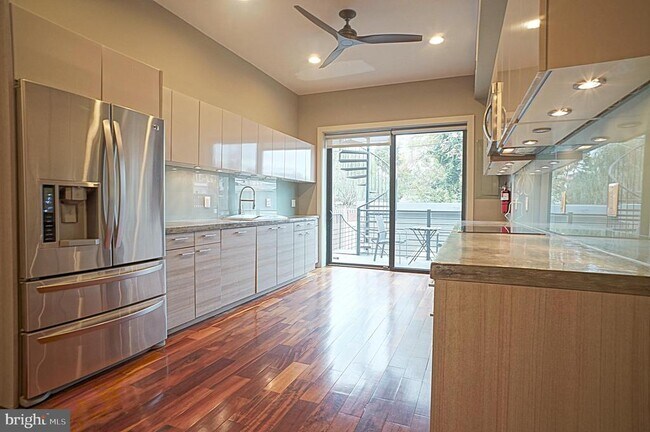 Foto del edificio - 2419 1st St NW