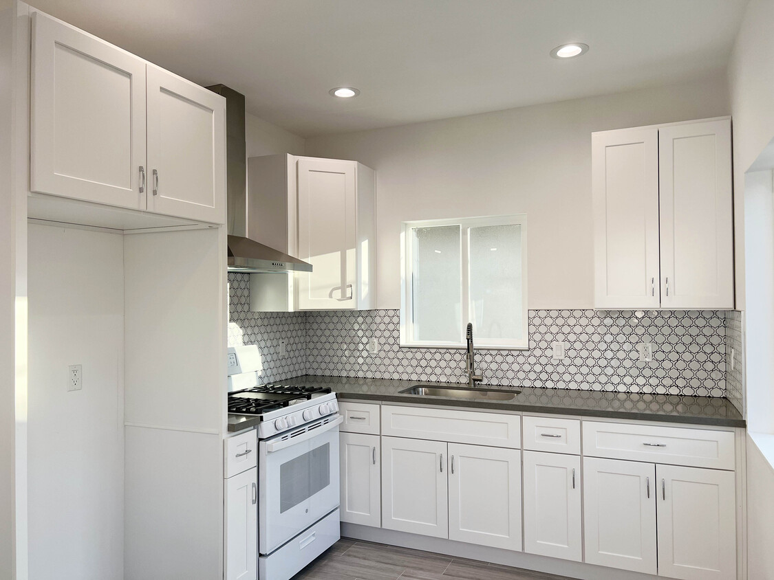Kitchen - 1805 E Lomita Ave